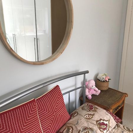 Cozy Double Bedroom In Stunning Bungalow On River Thames - Near Thorpe Park/Royal Holloway University/20Mins From Heathrow Staines-upon-Thames Exterior photo