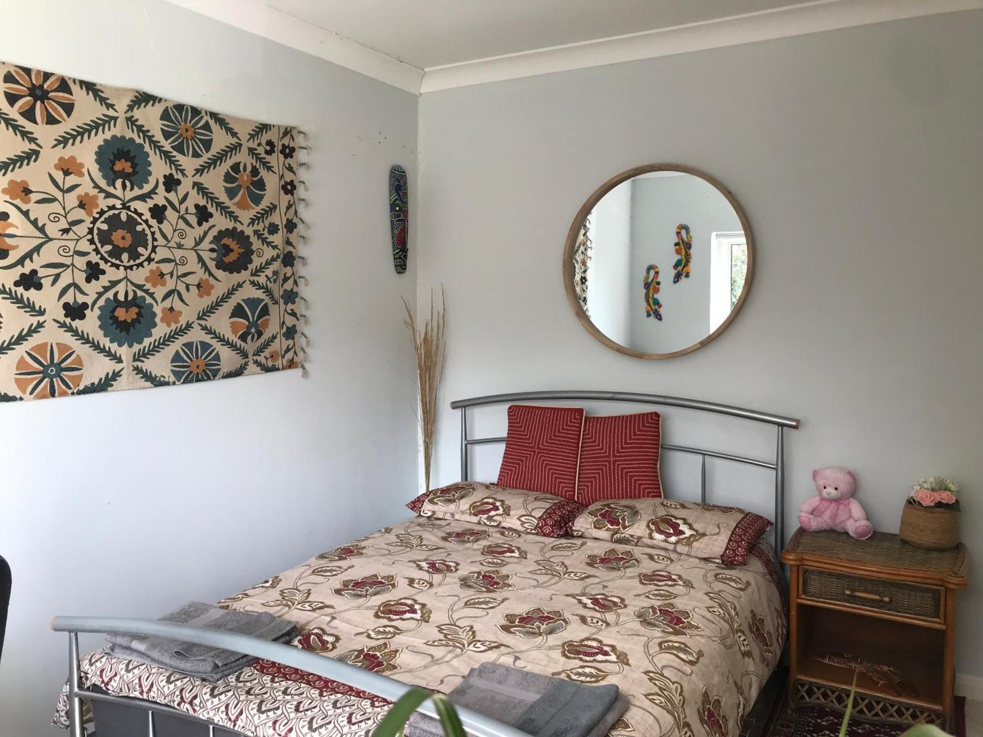Cozy Double Bedroom In Stunning Bungalow On River Thames - Near Thorpe Park/Royal Holloway University/20Mins From Heathrow Staines-upon-Thames Exterior photo