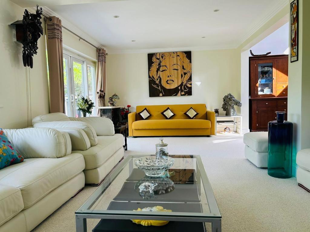 Cozy Double Bedroom In Stunning Bungalow On River Thames - Near Thorpe Park/Royal Holloway University/20Mins From Heathrow Staines-upon-Thames Exterior photo
