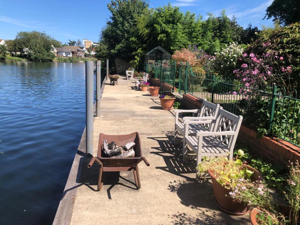 Cozy Double Bedroom In Stunning Bungalow On River Thames - Near Thorpe Park/Royal Holloway University/20Mins From Heathrow Staines-upon-Thames Exterior photo
