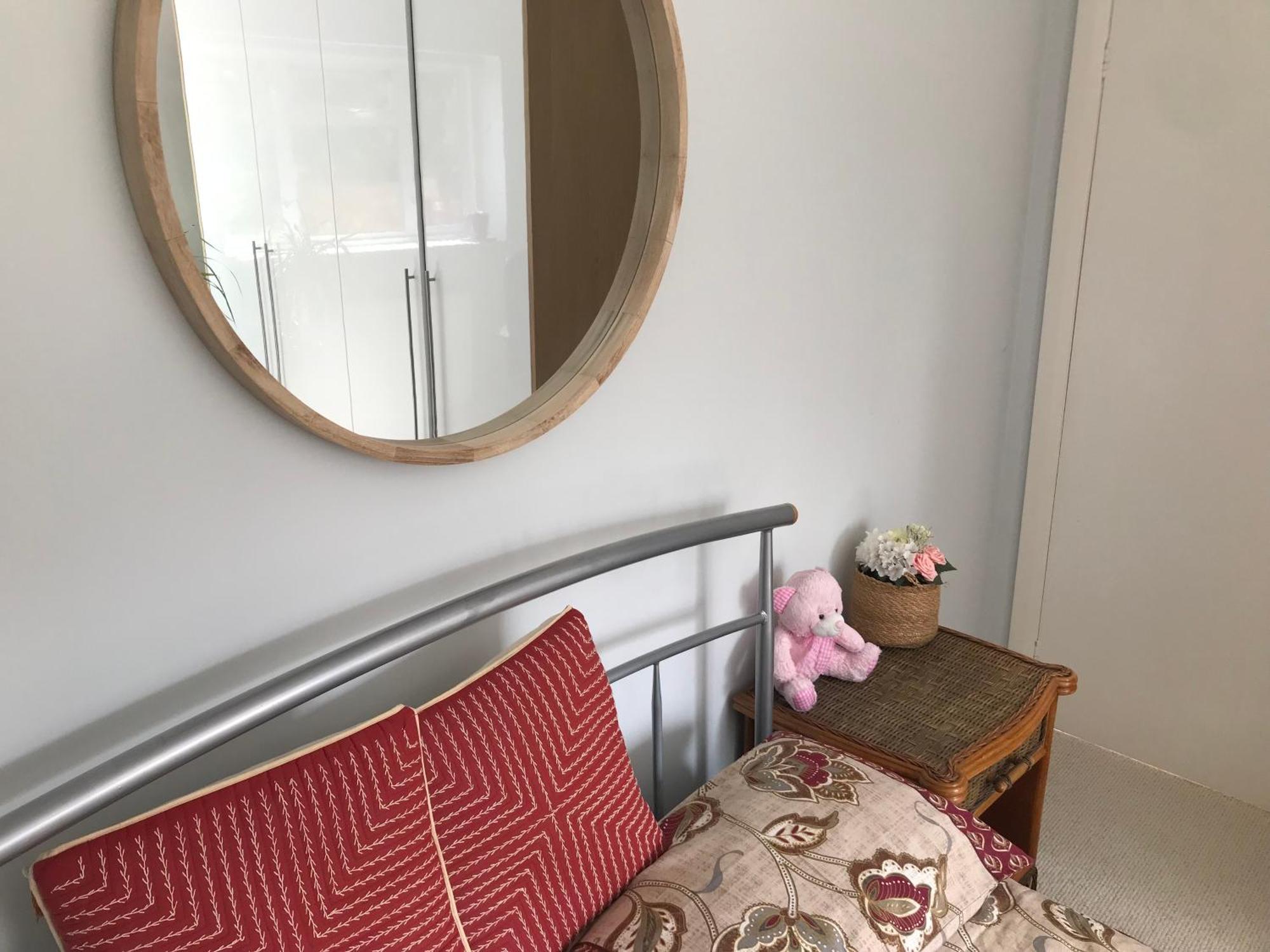 Cozy Double Bedroom In Stunning Bungalow On River Thames - Near Thorpe Park/Royal Holloway University/20Mins From Heathrow Staines-upon-Thames Exterior photo