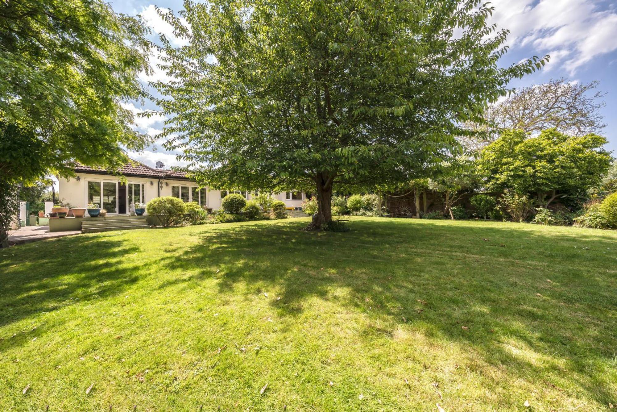 Cozy Double Bedroom In Stunning Bungalow On River Thames - Near Thorpe Park/Royal Holloway University/20Mins From Heathrow Staines-upon-Thames Exterior photo