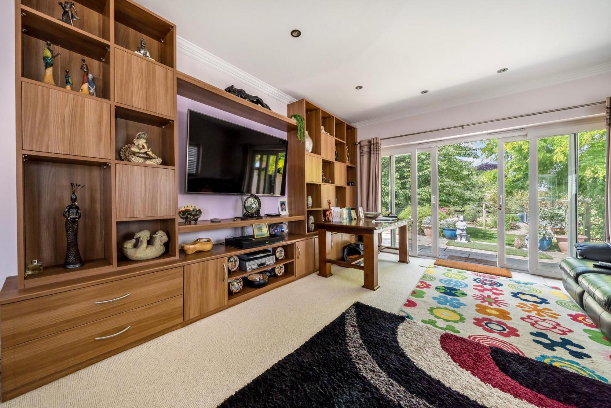 Cozy Double Bedroom In Stunning Bungalow On River Thames - Near Thorpe Park/Royal Holloway University/20Mins From Heathrow Staines-upon-Thames Exterior photo
