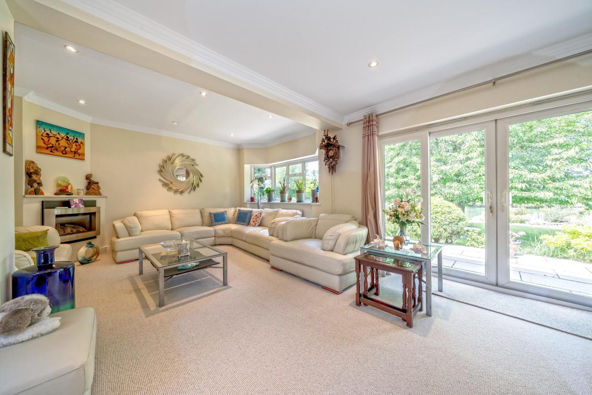 Cozy Double Bedroom In Stunning Bungalow On River Thames - Near Thorpe Park/Royal Holloway University/20Mins From Heathrow Staines-upon-Thames Exterior photo